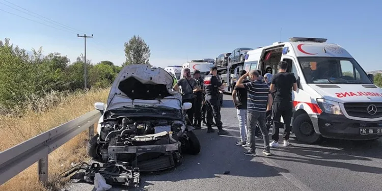 Bursa’da otomobil traktöre çarptı: 1 yaralı