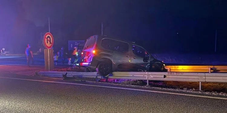 Bursa’da otomobil su kanalına düştü: 3 yaralı