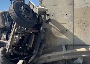 Bursa’da lastiği patlayan kamyon köprü ayağına çarptı sürücü öldü