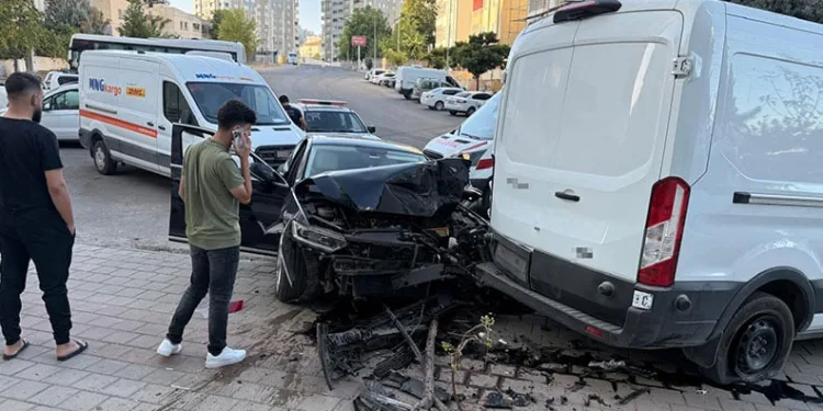 Batman’da otomobil ile minibüs çarpıştı: 1 yaralı