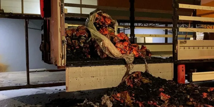 Bursa’da mangal kömürü yüklü tır alev alev yandı