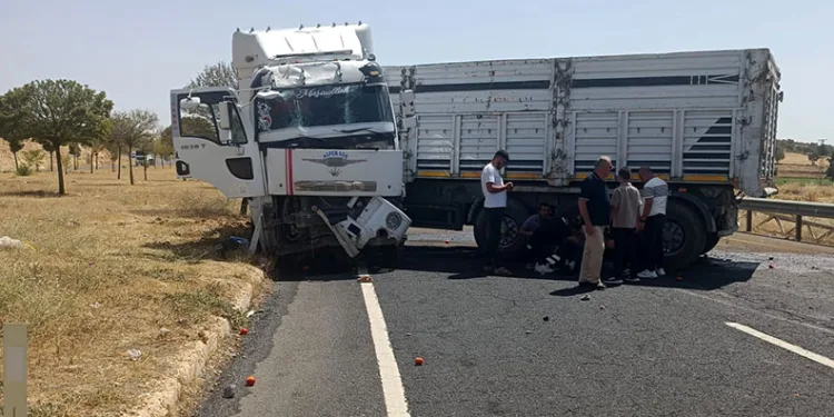 Mardin’de tır ile otomobil çarpıştı: 2 yaralı