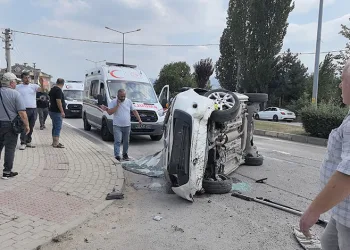 Bursa’da kontrolden çıkan araç takla attı: 2 yaralı