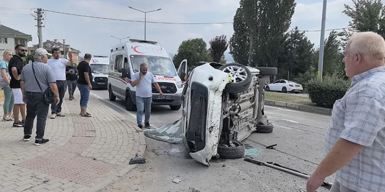 Bursa’da kontrolden çıkan araç takla attı: 2 yaralı