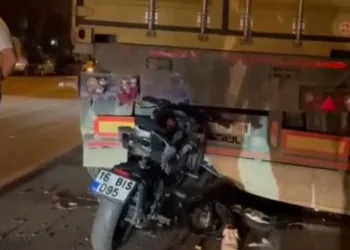 Bursa’da motosiklet tıra ok gibi saplandı: 1 ölü