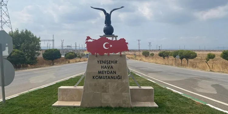 Türk Bayraklı kartal heykeline büyük ilgi