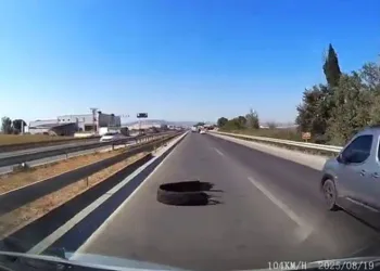 Karayoluna atılan kamyon lastiği kazaya sebep oldu
