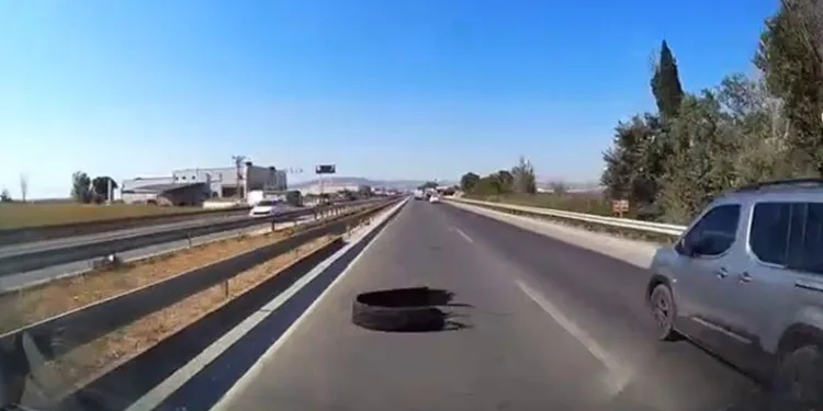 Karayoluna atılan kamyon lastiği kazaya sebep oldu