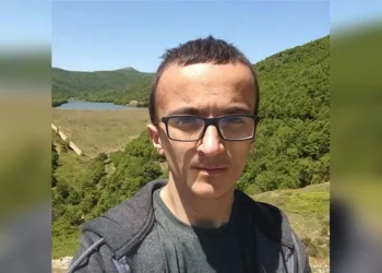 Başı çekyatın altına sıkışmış halde ölü bulundu