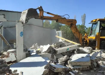 Bursa’da bir araç yayaya yol vermek isterken ortalık karıştı: 8 yaralı