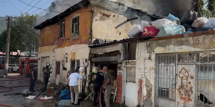 Bursa’da müstakil ev küle döndü, dumanlar kentin birçok noktasından görüldü