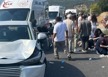 Bursa’da yolun karşısına geçen aileye otomobil çarptı