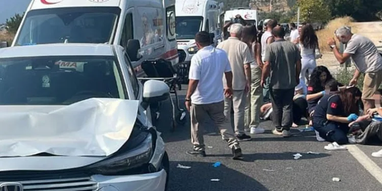 Bursa’da yolun karşısına geçen aileye otomobil çarptı