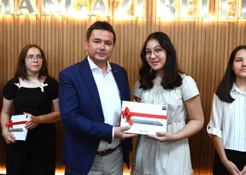 Erkan Aydın başarılı öğrencileri ödüllendirdi