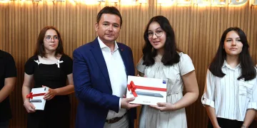 Erkan Aydın başarılı öğrencileri ödüllendirdi