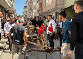 Parkta oynayan çocukları yerden yere vurdu