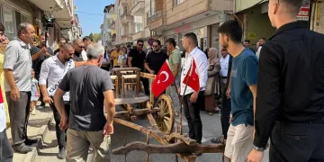 Parkta oynayan çocukları yerden yere vurdu
