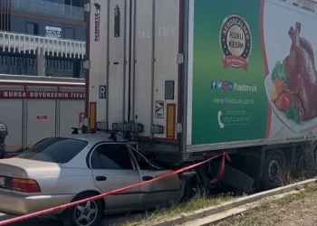 Bursa’da otomobil TIR’a çarptı: 1 ölü