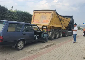 Bursa’da otomobil kamyona çarptı: 4 yaralı