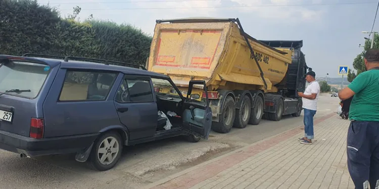 Bursa’da otomobil kamyona çarptı: 4 yaralı