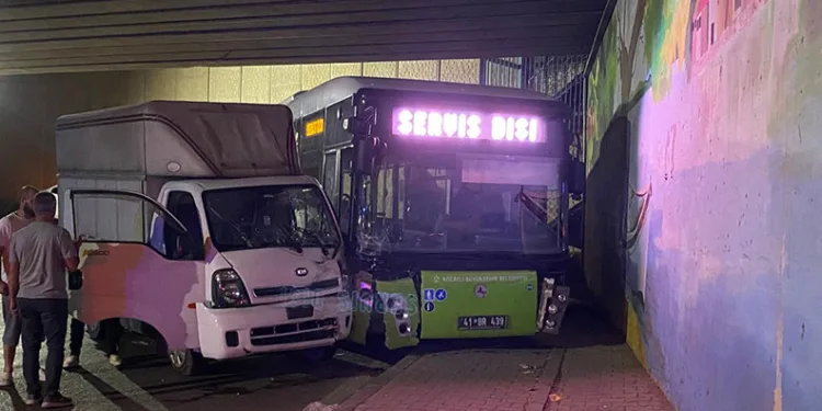 Halk otobüsü ile kamyonet çarpıştı: 2 yaralı