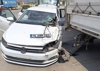 Bursa’da kontrolden çıkan otomobil benzinlikteki TIR’a çarptı