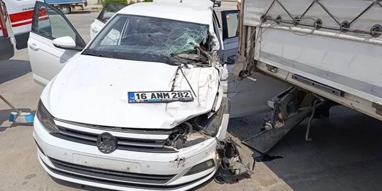 Bursa’da kontrolden çıkan otomobil benzinlikteki TIR’a çarptı