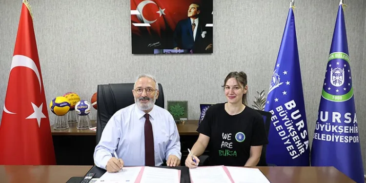 Büyükşehir Belediyespor Kadın Hentbol Takımı’nda imzalar atıldı