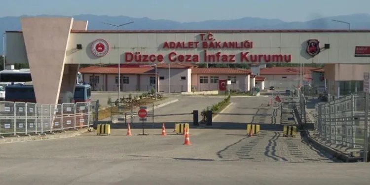 Park halindeki otomobil alev alev yandı