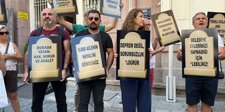 İzmirli kooperatif mağdurlarından Büyükşehir önünde mezar taşlı eylem