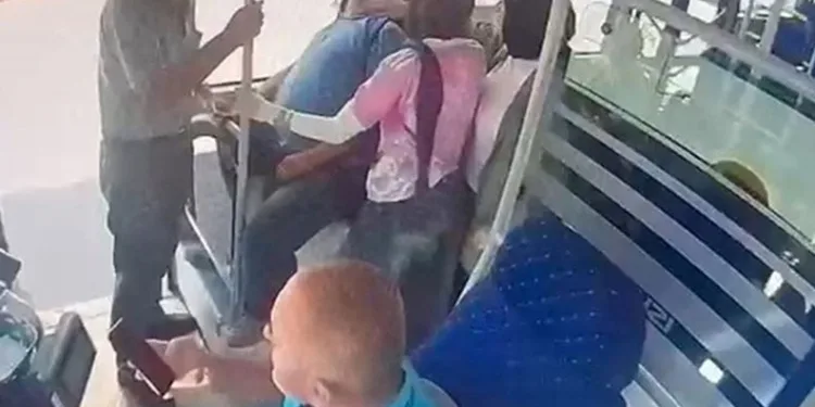İzmirli kooperatif mağdurlarından Büyükşehir önünde mezar taşlı eylem