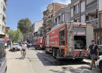 İnegöl’de yıkımına başlanan apartmanda yangın çıktı
