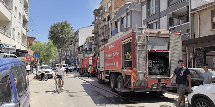İnegöl’de yıkımına başlanan apartmanda yangın çıktı