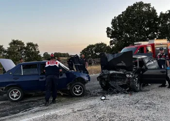 Bursa’da iki otomobil kafa kafaya çarpıştı: 1 ölü 3 yaralı