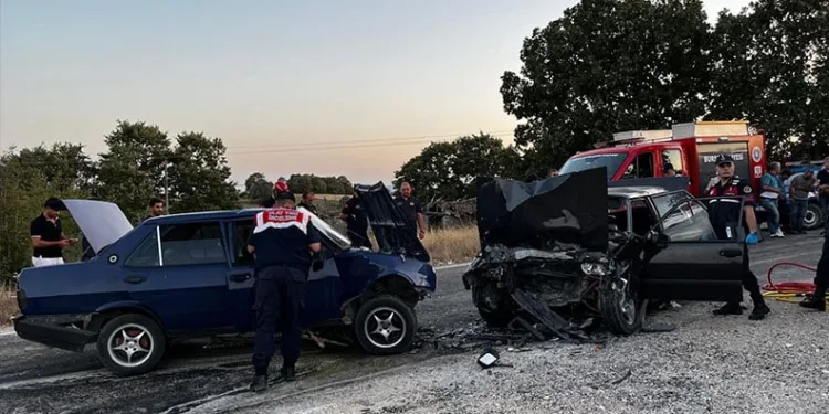 Bursa’da iki otomobil kafa kafaya çarpıştı: 1 ölü 3 yaralı