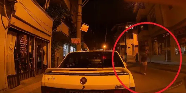 Ters yöne girdi, park halindeki araçlara çarptı