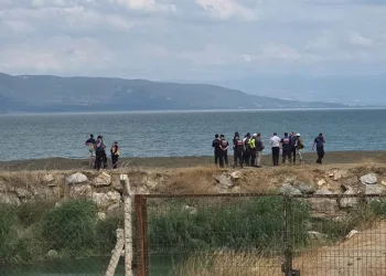 Pazaryerinde çocuklardan Karabatı’ya yoğun ilgi