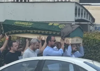 Başı çekyatın altına sıkışmış halde ölü bulundu
