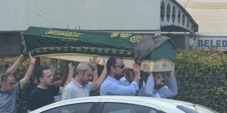 Başı çekyatın altına sıkışmış halde ölü bulundu