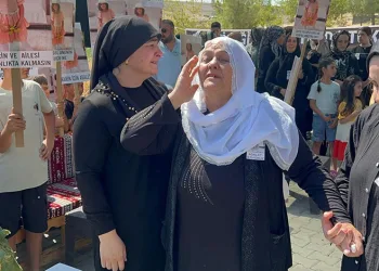 Narin’in mezarı başında Kürtçe ağıt