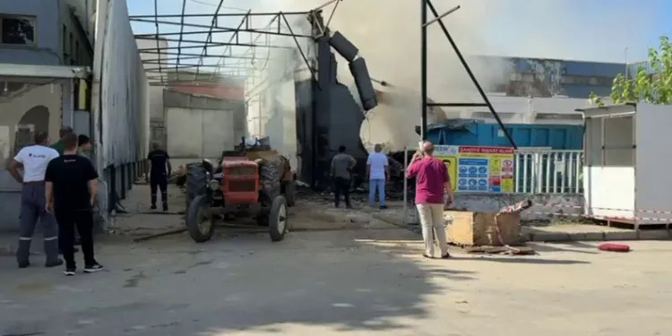 Bursa’da yıkımı devam eden fabrikada yangın