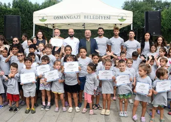 Osmangazi’de minikler yaz tatilinde yüzmeyi öğrendi