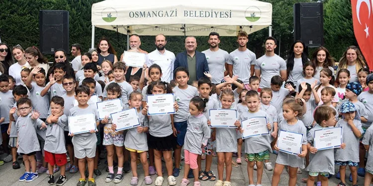 Osmangazi’de minikler yaz tatilinde yüzmeyi öğrendi