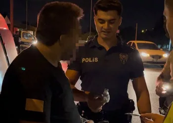 Bursa’da otomobil motosiklete çarptı: 2 yaralı