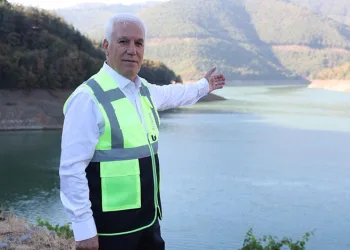 Bursa’da 2 şahıs kaportaları çizip aynaları parçaladılar