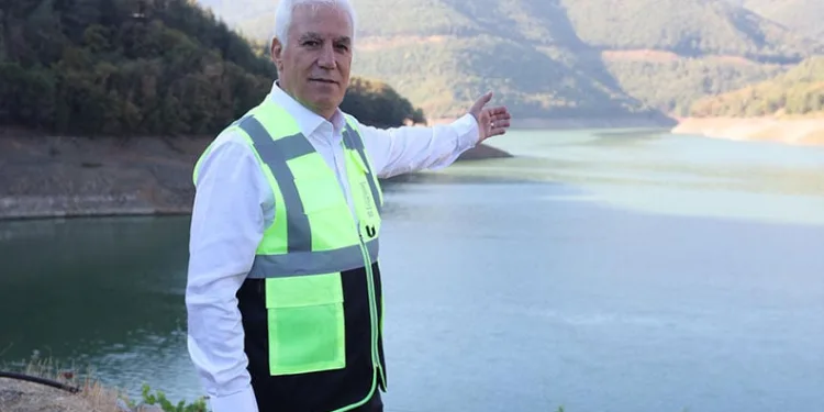 Bursa’da 2 şahıs kaportaları çizip aynaları parçaladılar