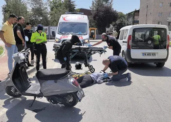 Parkta oynayan çocukları yerden yere vurdu