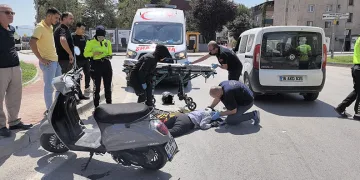 Parkta oynayan çocukları yerden yere vurdu