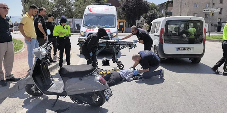 Parkta oynayan çocukları yerden yere vurdu