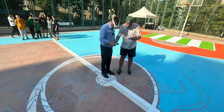 Erkan Aydın gençlerle basketbol sahası boyadı